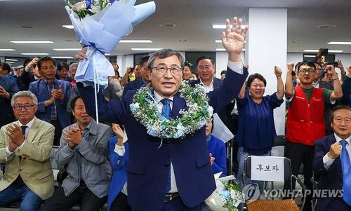 서울시교육감 보궐선거에서 당선된 정근식 후보가 서울 마포구에 마련된 사무실에서 당선이 확실시되자 기뻐하고 있다. 연합뉴스